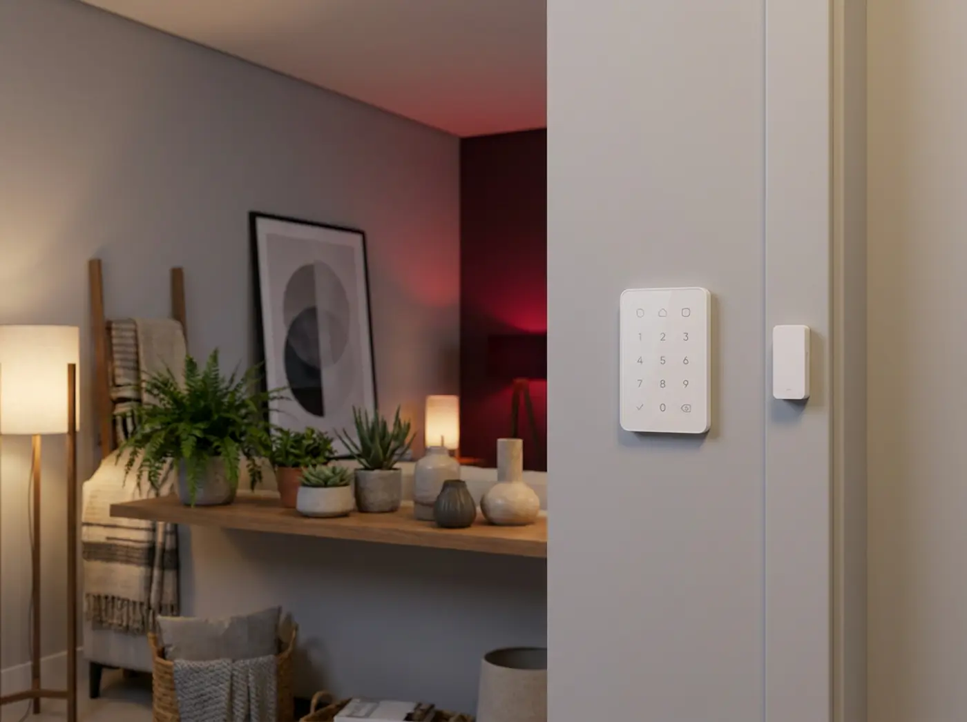 Sensor de alarme sem fio instalado em parede de sala decorada, sem nenhum cabo aparente